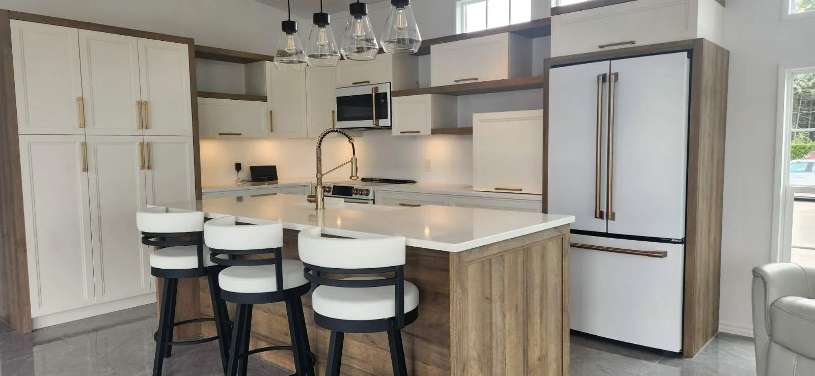 Cuisine ouverte avec armoires blanches et grand îlot central